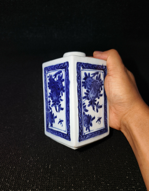 古玩陶瓷清早期 青花花卉紋四方茶葉罐真品鑒賞圖