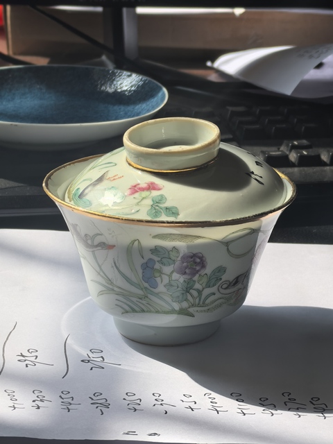 古玩陶瓷粉彩花卉紋茶碗真品鑒賞圖