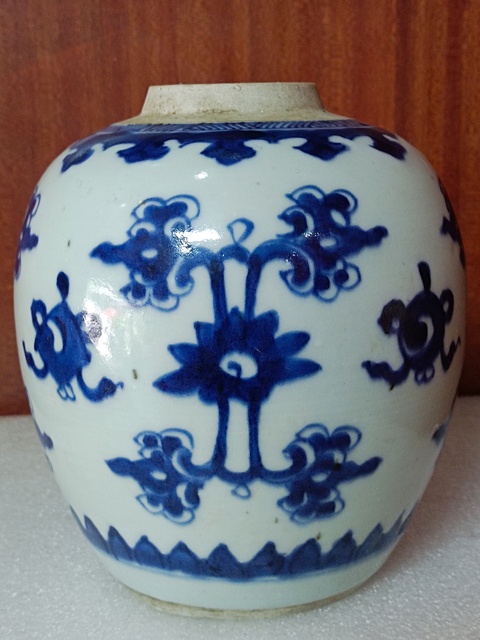 古玩陶瓷花卉紋青花罐真品鑒賞圖