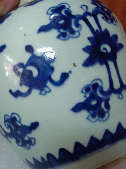 古玩陶瓷花卉紋青花罐真品鑒賞圖