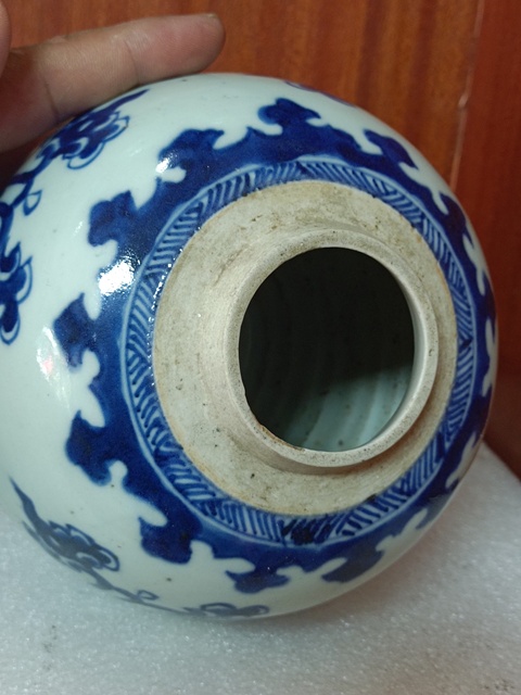 古玩陶瓷花卉紋青花罐真品鑒賞圖