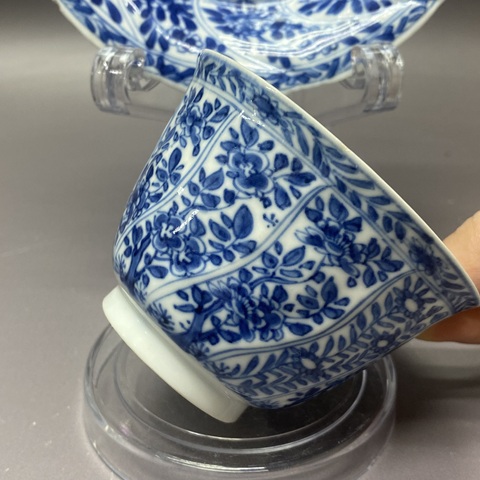 古玩陶瓷花蝶紋青花杯盤真品鑒賞圖