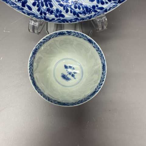 古玩陶瓷花蝶紋青花杯盤真品鑒賞圖