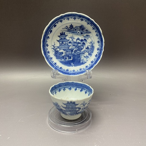 古玩陶瓷樓臺亭閣山水紋青花盤杯真品鑒賞圖