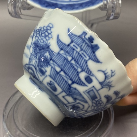 古玩陶瓷樓臺亭閣山水紋青花盤杯真品鑒賞圖