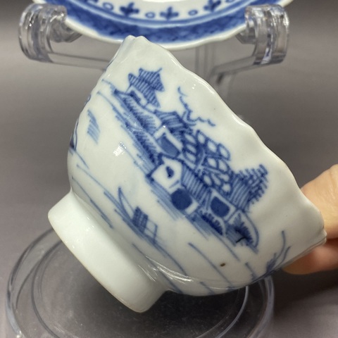 古玩陶瓷樓臺亭閣山水紋青花盤杯真品鑒賞圖