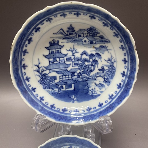 古玩陶瓷樓臺亭閣山水紋青花盤杯真品鑒賞圖