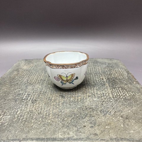 古玩陶瓷蝶紋倭角杯真品鑒賞圖