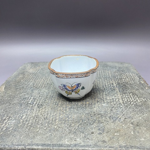 古玩陶瓷蝶紋倭角杯真品鑒賞圖