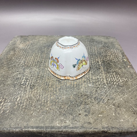 古玩陶瓷蝶紋倭角杯真品鑒賞圖