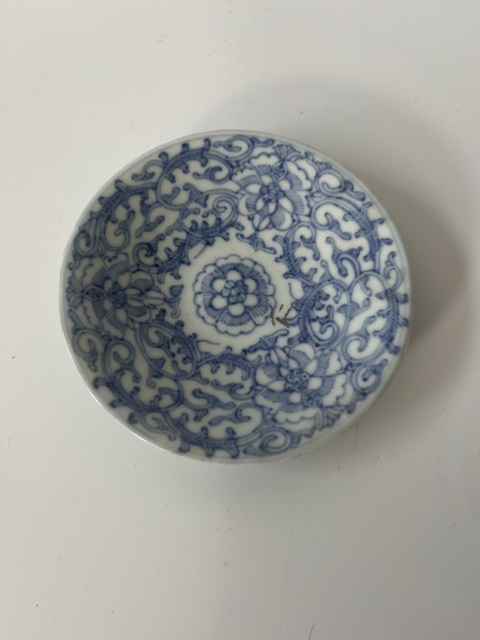 古玩陶瓷德化窯纏枝蓮紋青花盤真品鑒賞圖