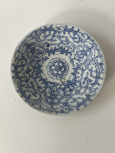 古玩陶瓷德化窯纏枝蓮紋青花盤真品鑒賞圖