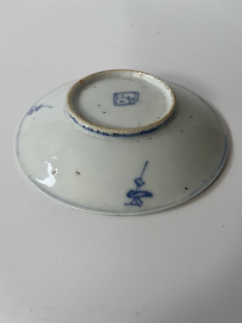 古玩陶瓷德化窯纏枝蓮紋青花盤真品鑒賞圖