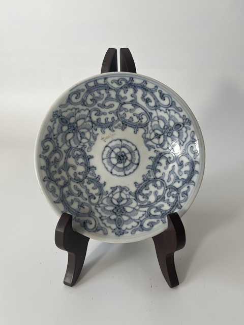 古玩陶瓷德化窯纏枝蓮紋青花盤真品鑒賞圖