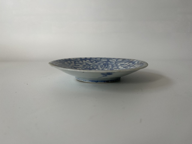 古玩陶瓷德化窯纏枝蓮紋青花盤真品鑒賞圖