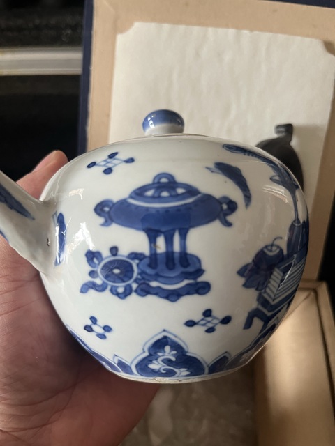 古玩陶瓷清康熙青花博古紋茶壺真品鑒賞圖