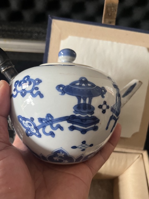 古玩陶瓷清康熙青花博古紋茶壺真品鑒賞圖