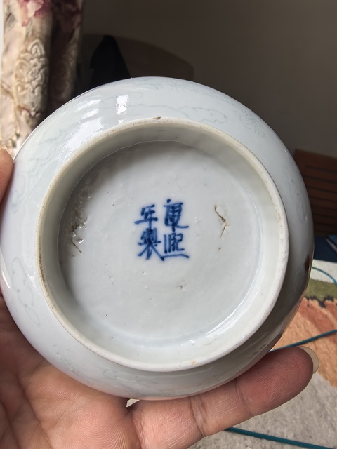 古玩陶瓷白釉暗刻龍紋碗真品鑒賞圖