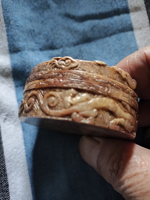 古玩玉器壽山石雕“螭龍紋蓋盒”真品鑒賞圖