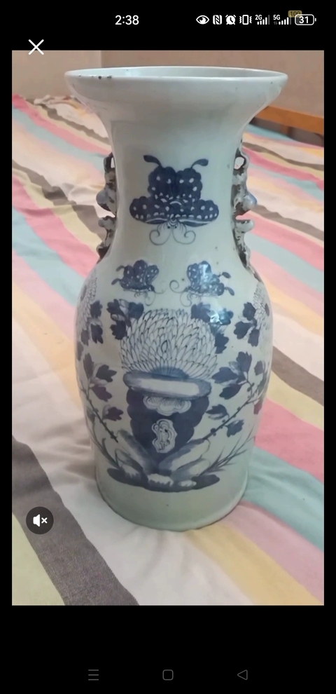 古玩陶瓷豆青釉青花花蝶紋瓶真品鑒賞圖