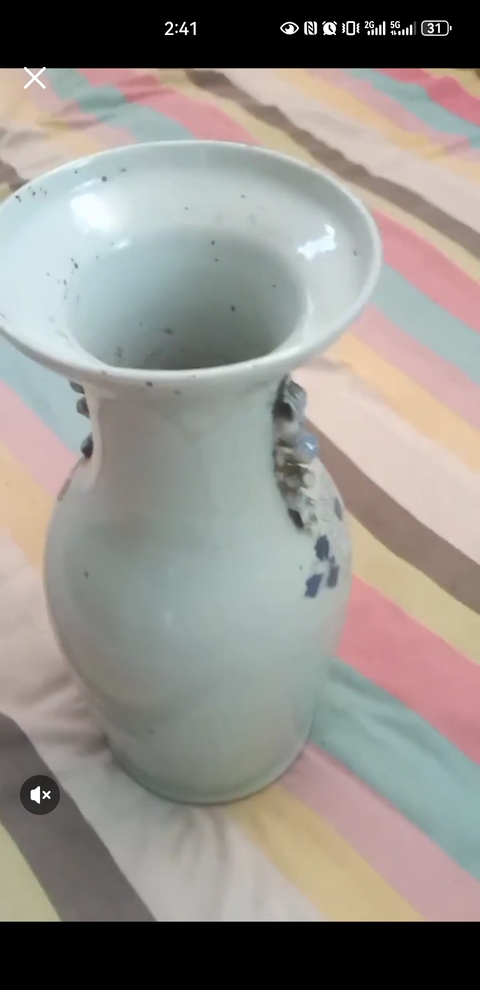 古玩陶瓷豆青釉青花花蝶紋瓶真品鑒賞圖
