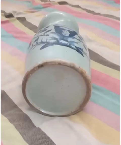 古玩陶瓷豆青釉青花花蝶紋瓶真品鑒賞圖
