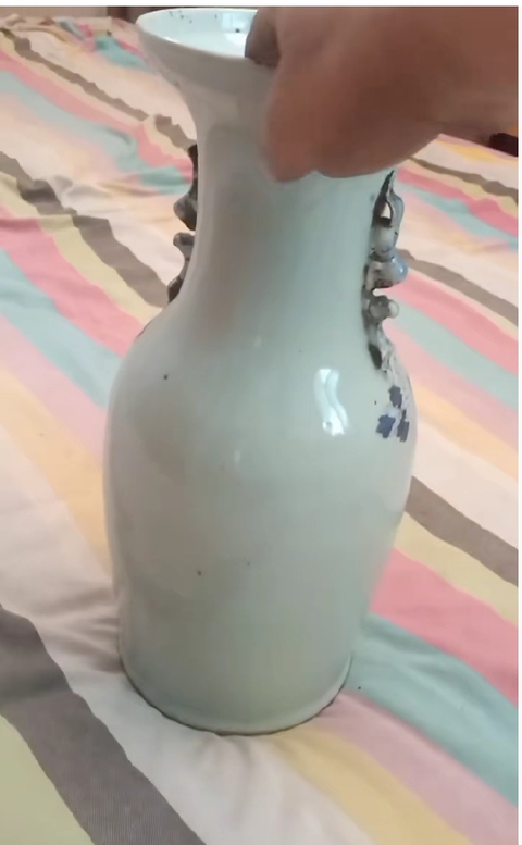 古玩陶瓷豆青釉青花花蝶紋瓶真品鑒賞圖