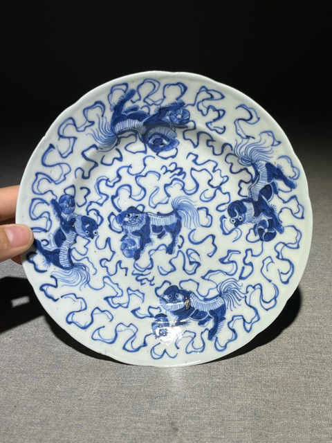 古玩陶瓷青花獅子銹球紋花口盤(pán)真品鑒賞圖