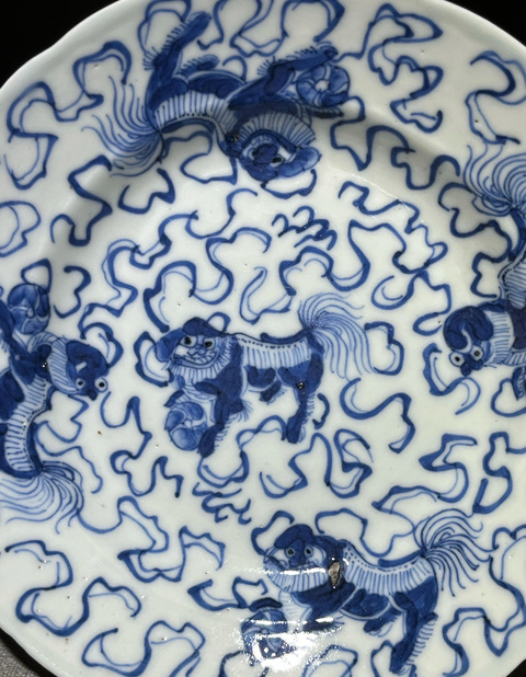 古玩陶瓷青花獅子銹球紋花口盤(pán)真品鑒賞圖