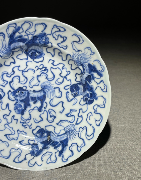 古玩陶瓷青花獅子銹球紋花口盤(pán)真品鑒賞圖