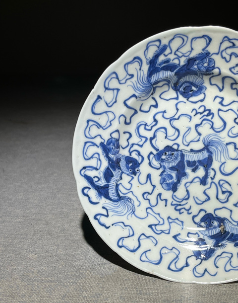 古玩陶瓷青花獅子銹球紋花口盤(pán)真品鑒賞圖