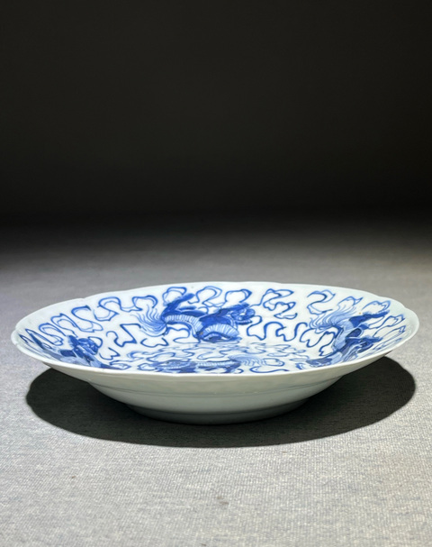 古玩陶瓷青花獅子銹球紋花口盤(pán)真品鑒賞圖