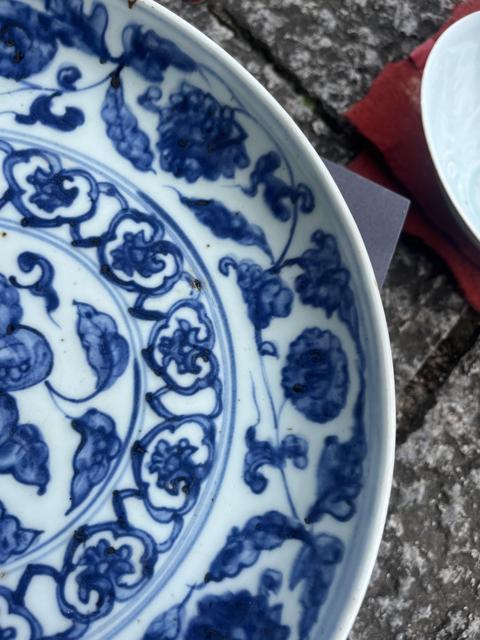 古玩陶瓷明成化青花花卉三多紋臥盤拍賣,當前價格19800元
