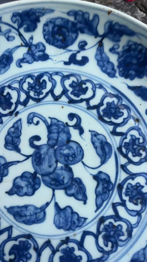 古玩陶瓷明成化青花花卉三多紋臥盤拍賣,當前價格19800元