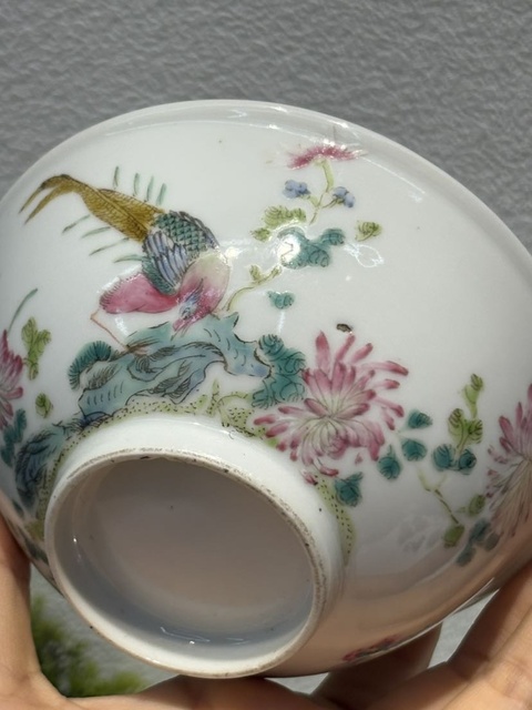 古玩陶瓷花鳥蝶紋粉彩碗真品鑒賞圖