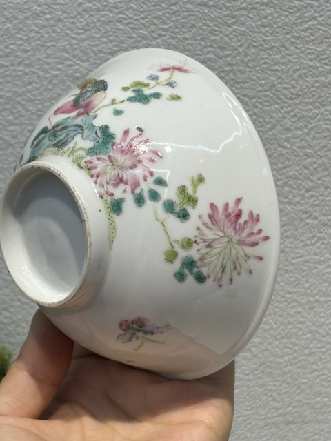 古玩陶瓷花鳥蝶紋粉彩碗真品鑒賞圖