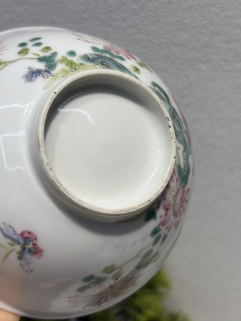 古玩陶瓷花鳥蝶紋粉彩碗真品鑒賞圖