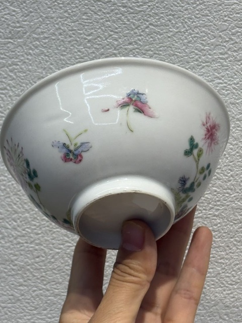 古玩陶瓷花鳥蝶紋粉彩碗真品鑒賞圖
