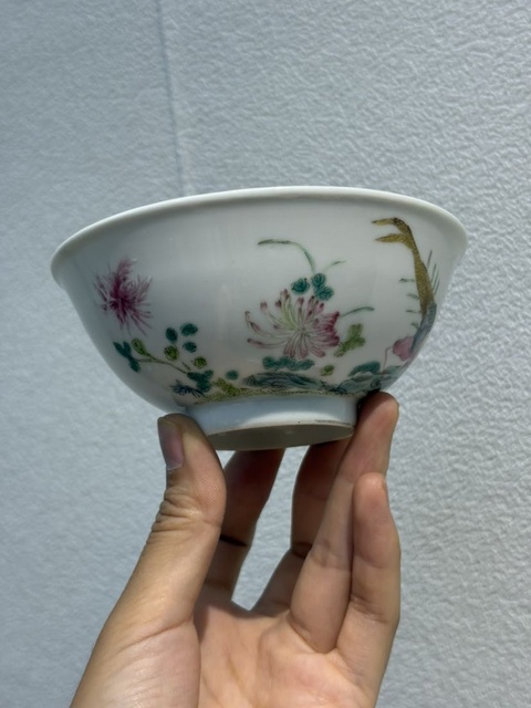 古玩陶瓷花鳥蝶紋粉彩碗真品鑒賞圖