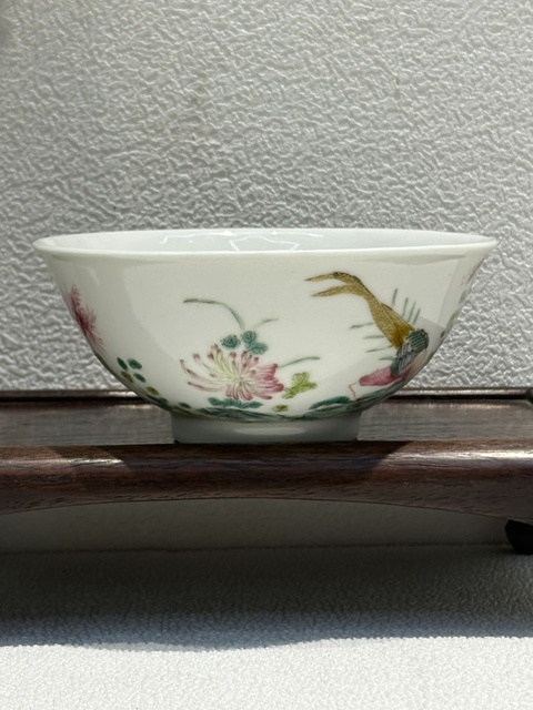 古玩陶瓷花鳥蝶紋粉彩碗真品鑒賞圖