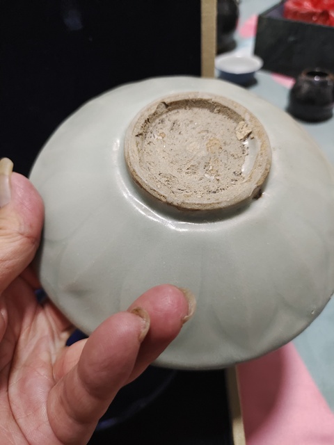 古玩陶瓷龍泉青瓷刻仰蓮紋碗真品鑒賞圖