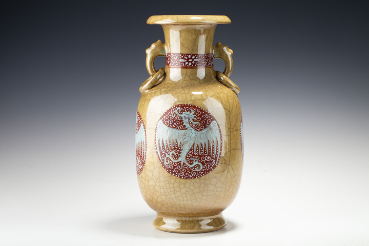 古玩陶瓷清晚·黃哥釉加彩團(tuán)鳳紋雙耳瓶拍賣,當(dāng)前價(jià)格2832元
