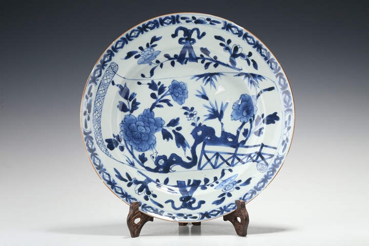 古玩陶瓷康熙·青花竹石牡丹紋折沿盤真品鑒賞圖
