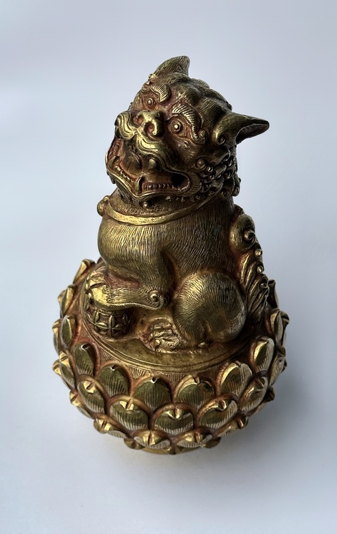 古玩雜項手工暫刻黃金蓮花獅子擺件真品鑒賞圖