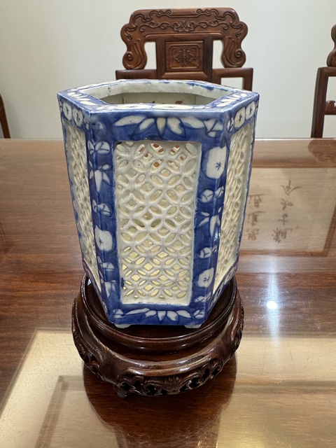 古玩陶瓷青花鏤空六方六足筆筒拍賣,當前價格108元