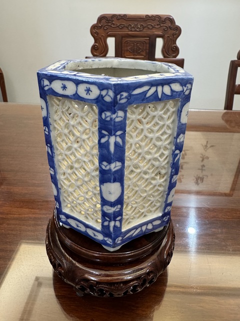 古玩陶瓷青花鏤空六方六足筆筒拍賣,當前價格108元