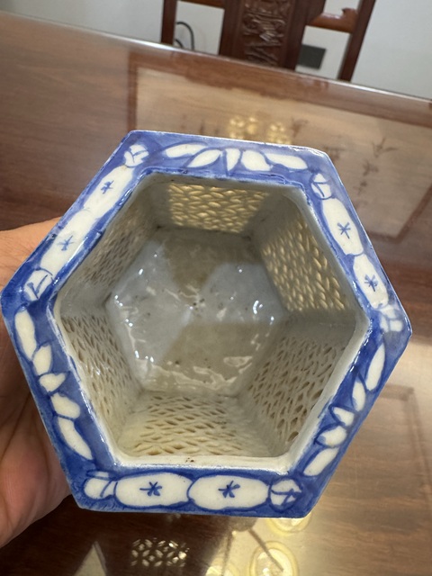 古玩陶瓷青花鏤空六方六足筆筒拍賣,當前價格108元