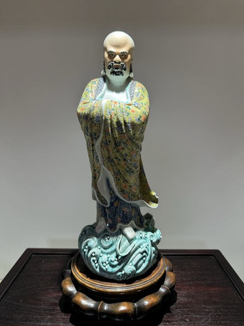 古玩陶瓷五彩花卉紋羅漢瓷塑雕像真品鑒賞圖