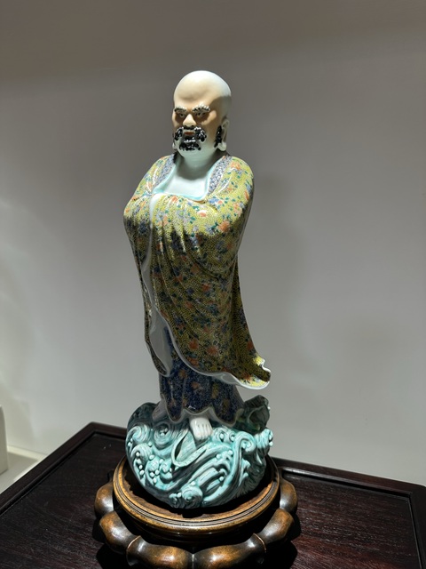 古玩陶瓷五彩花卉紋羅漢瓷塑雕像真品鑒賞圖