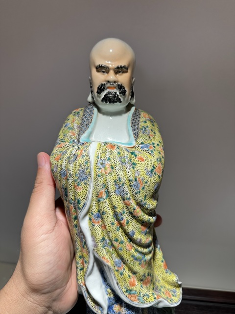 古玩陶瓷五彩花卉紋羅漢瓷塑雕像真品鑒賞圖